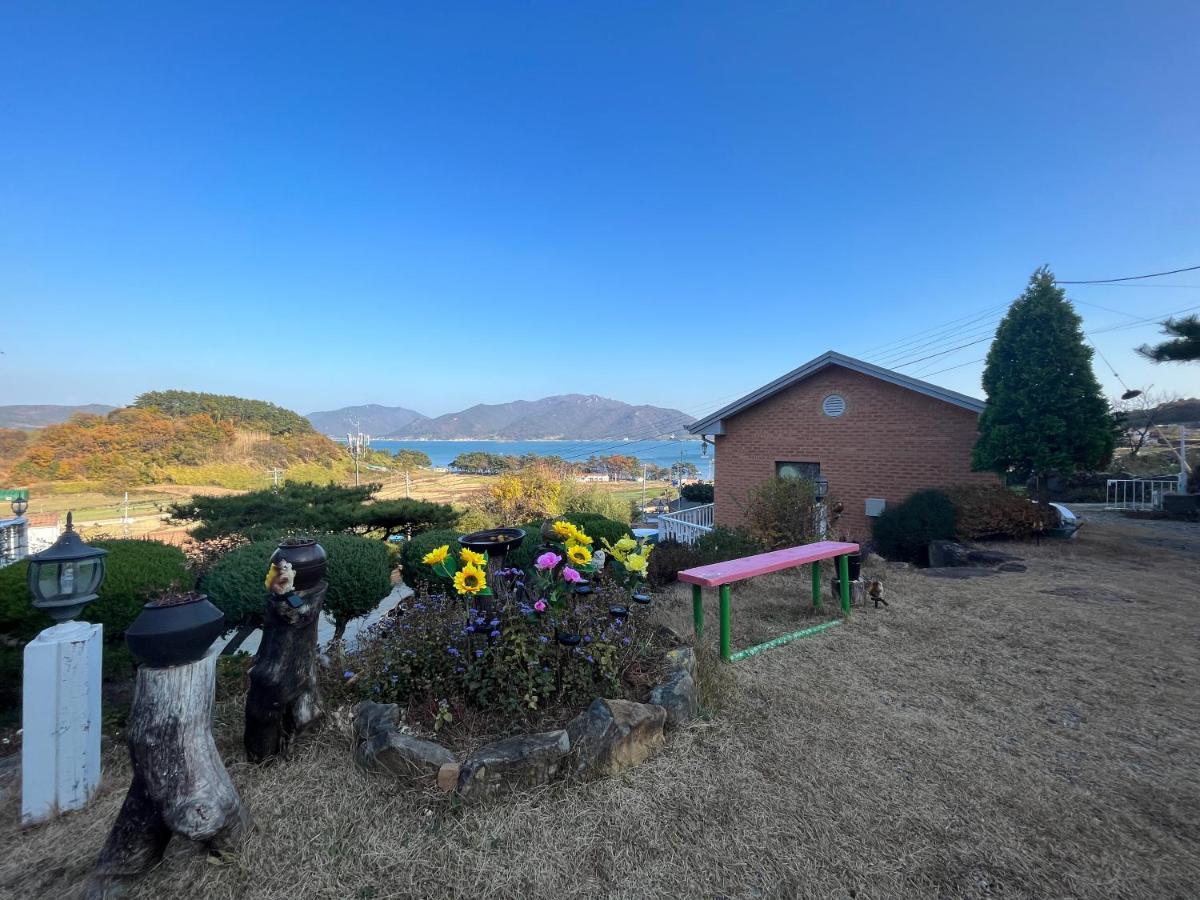 Artist And Flower Pension Namhae Exterior photo